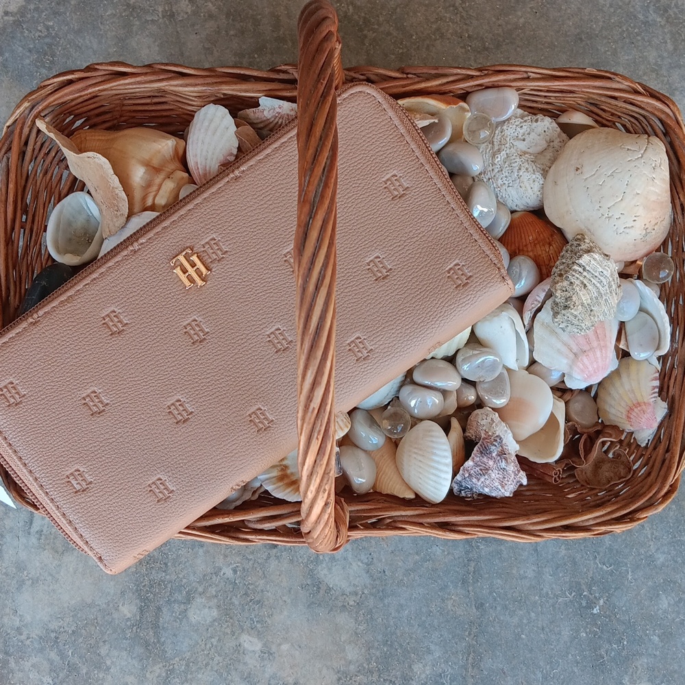 NWT.Tommy Hilfiger Tan Embossed Zip-Around Wallet